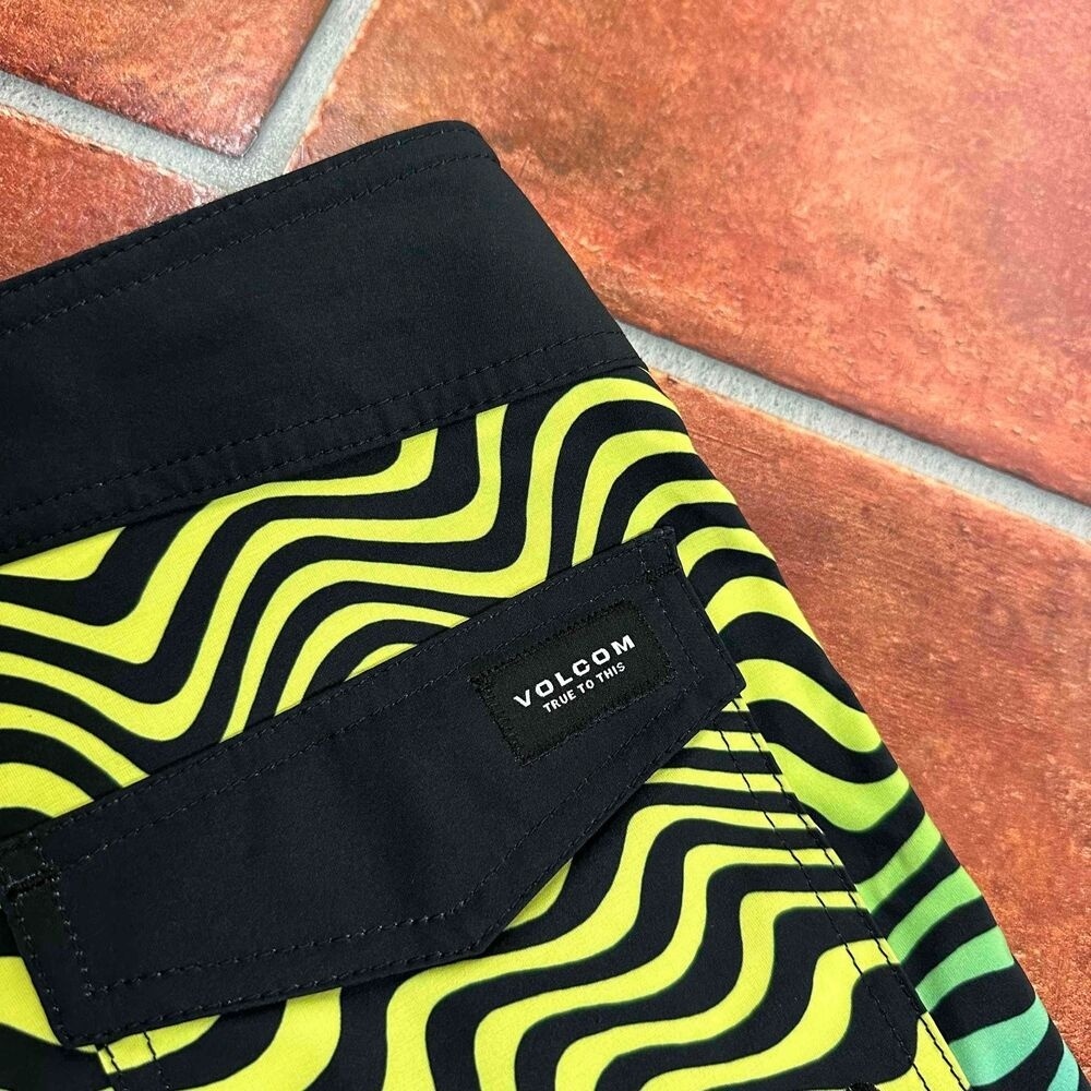 NWT Volcom Mens Colorful Wavy Pattern Drawstring Mod-Tech Boardshorts Size 28 - Picture 7 of 16